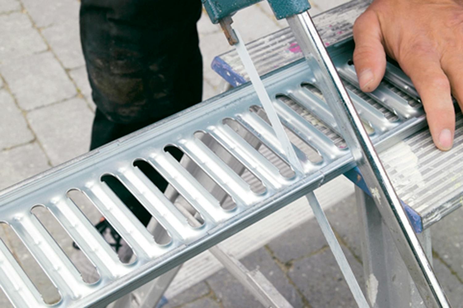 Renden dækkes af en rist, som er stærk nok til at kunne tåle vægten af en bil. Renden dækkes af en rist, som er stærk nok til at kunne tåle vægten af en bil.